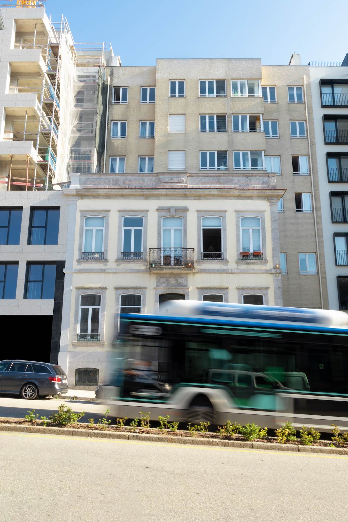 Fachada WebOffice Porto na Rua Pinto Bessa